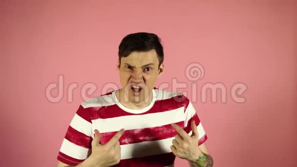 一个穿着粉红色背景条纹t恤的男人看着摄像机说不视频的预览图