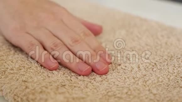 一只手摸着一条毛巾温暖而蓬松柔软清洁概念视频的预览图
