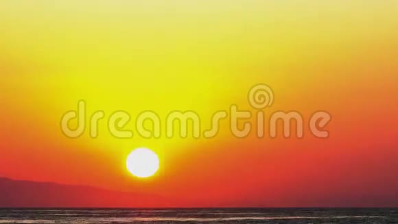 热带日落在海上视频的预览图