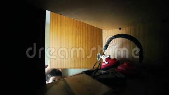 一个小男孩从货架上拿着耳机俄罗斯旧内饰视频的预览图