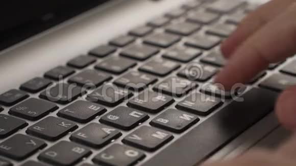 商人手在笔记本电脑键盘上打字商务手触摸打字指向云社交网络媒体视频的预览图
