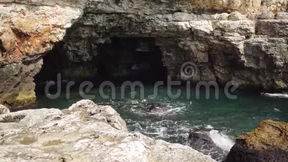 黑海的岩石海岸海洞石窟视频的预览图