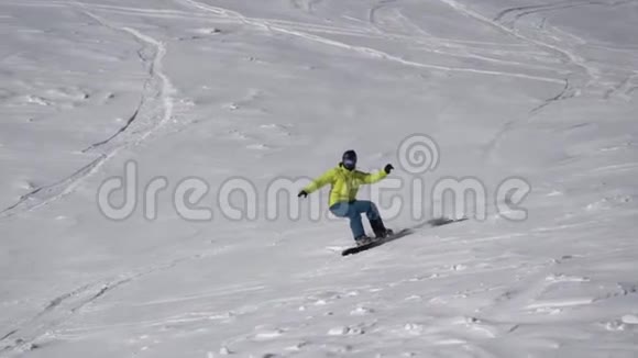 男子滑雪者在雪地空中射击环绕的跑道上骑马视频的预览图
