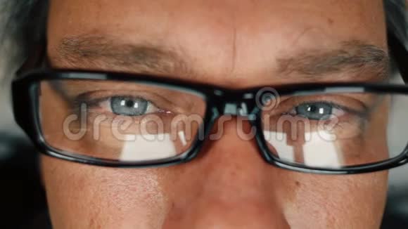 闭上蓝眼睛的人在电脑上工作摘下眼镜揉眼睛视频的预览图