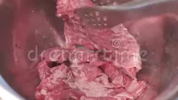 在银碗上用盐和胡椒粉腌制生牛排视频的预览图