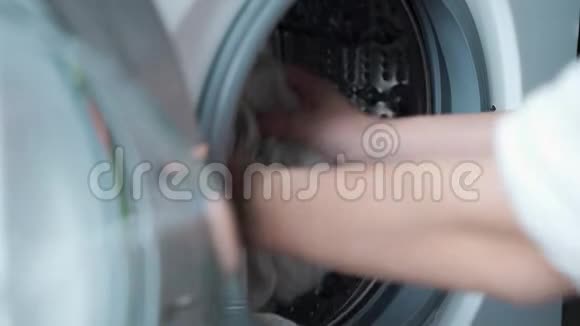女人在洗衣机里装衣服视频的预览图