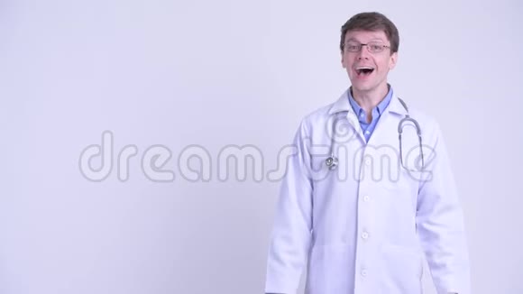 快乐的年轻英俊的医生在后面呈现一些东西视频的预览图