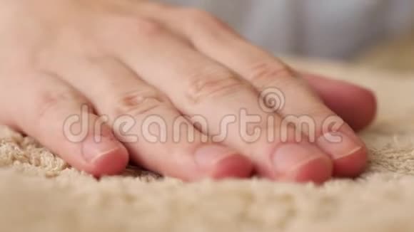 一只手摸着一条毛巾温暖而蓬松柔软清洁概念视频的预览图