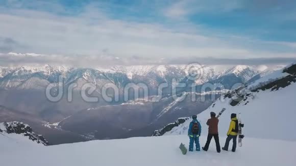 一群积极运动的人们欣赏高山的美丽冬季景观视频的预览图