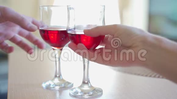男女手捏酒杯红酒庆祝周年视频的预览图