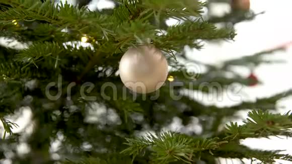 用银色玻璃球装饰圣诞树视频的预览图