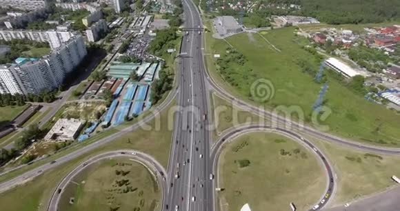一个巨大的道路交叉口和周围的工业城市景观的鸟瞰图视频的预览图