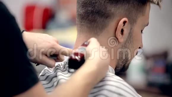 一名男性专业理发师在一家男士沙龙的工作视频的预览图