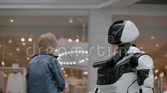 男孩伸出手向机器人握手视频的预览图