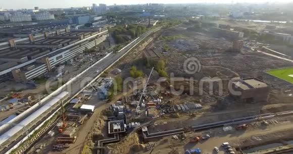 靠近工业区的大型建筑工地的鸟瞰图视频的预览图