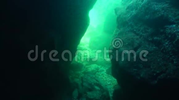 水下洞穴保加利亚岩石中的洞穴视频的预览图