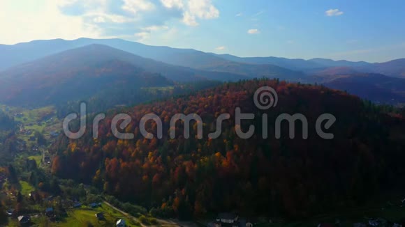 空中无人机视频飞越喀尔巴阡山脉乌克兰欧洲视频的预览图
