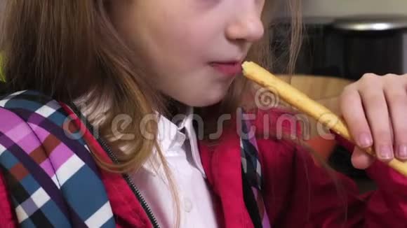 放学后小女孩在厨房吃饼干视频的预览图