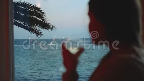 女人喝葡萄酒看看人们如何风筝冲浪在美丽的清澈的水在达哈布埃及探索蓝色的大海视频的预览图
