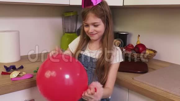 小女孩用气球来发泄情绪视频的预览图