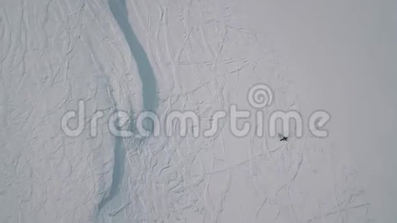 在滑雪场的空道上专业滑雪者可以独享极限远景视频的预览图