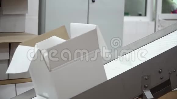 空的白盒子在传送带上视频的预览图