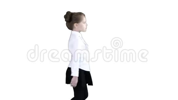 穿校服的小女孩在白色背景下走过视频的预览图