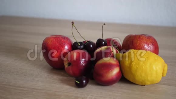 桃子和水果在桌子上滚动视频的预览图