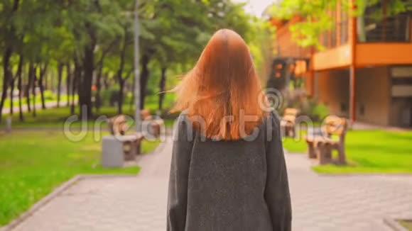 后红头发的女人喜欢在户外散步视频的预览图