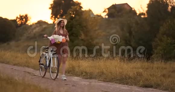 夏天在田野里女孩骑自行车上路视频的预览图