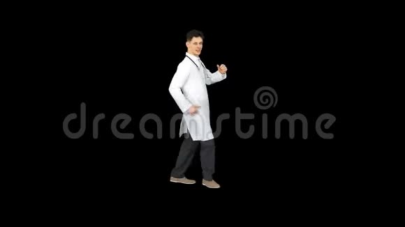 年轻医生穿着实验室外套跳舞阿尔法频道视频的预览图