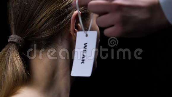 男性手在女性耳朵上挂弱标签强调个人品质视频的预览图