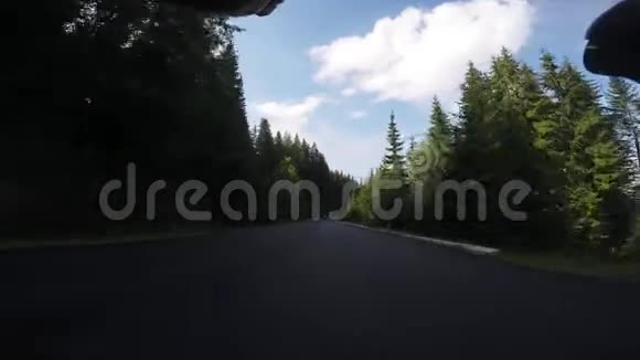 骑自行车的人专业男性三项运动员骑在公路自行车在山林中骑自行车的人正超速下坡骑自行车视频的预览图