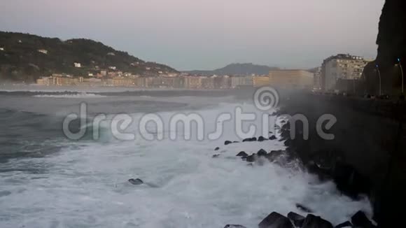 波浪碾碎岩石多诺西娅桑塞巴斯蒂安巴斯克地区西班牙视频的预览图