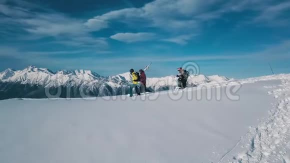 追踪一群穿着白色雪地装备的运动背包客视频的预览图