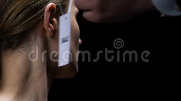 男性手在女性耳朵上悬挂销售标签对女性态度不够虐待视频的预览图