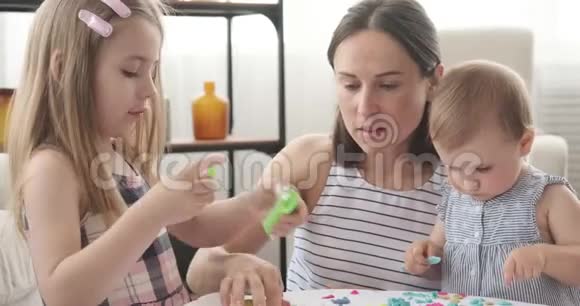 妈妈和小女儿玩塑料视频的预览图