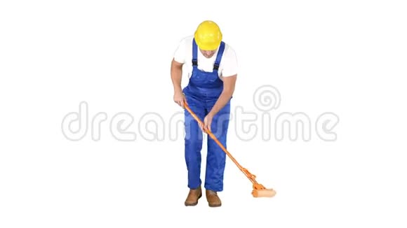 成熟男性工人清洁地板与莫普在白色背景视频的预览图