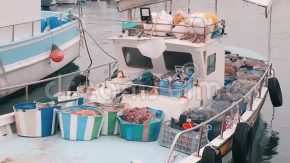 近距离观看小渔船老渔船停泊在码头白船带着渔具近距离观看钓鱼g视频的预览图