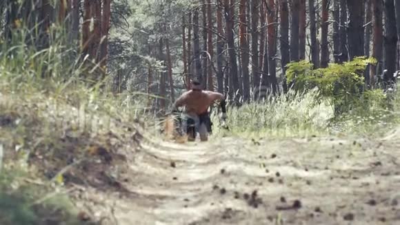 可怕的肌肉野蛮战士手拿斧头在森林里奔跑视频的预览图