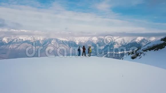 一群积极运动的人们欣赏高山的美丽冬季景观视频的预览图