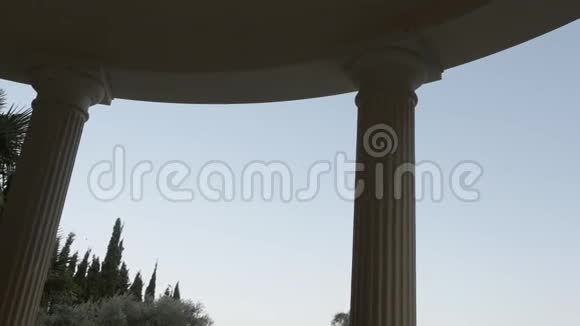 顶天立地的圆形建筑的穹顶和柱子视频的预览图