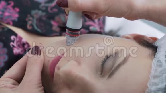 贴身美容师用医疗器械在女性面部做水上剥离手术动作缓慢视频的预览图