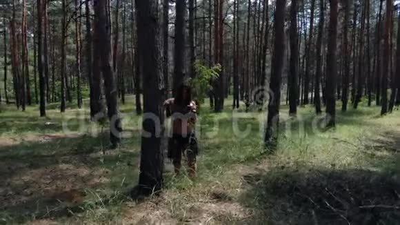 在森林里用剑接近一个女战士4K视频的预览图