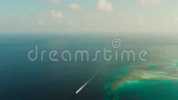 海景珊瑚礁和带摩托艇的蓝海巴拉巴克巴拉望菲律宾在海上航行的快艇视频的预览图