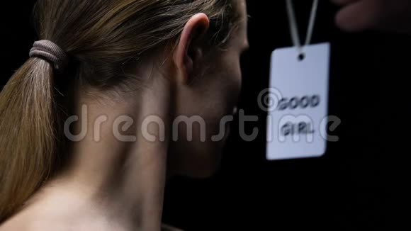 男性在女性耳朵上悬挂好女孩标签服从男人的规则不尊重视频的预览图