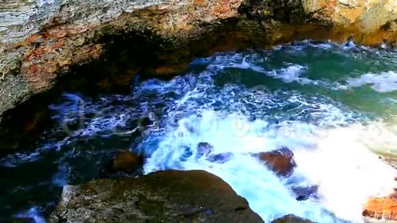 美丽的海景和岩石海岸视频的预览图
