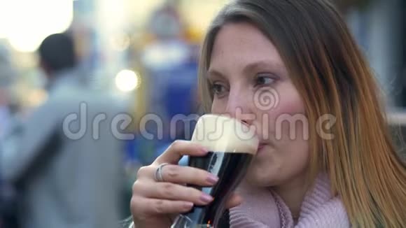 在加尔韦市年轻女子喝爱尔兰啤酒视频的预览图