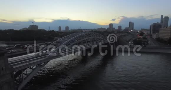 傍晚可以看到路桥旁边的一座铁路桥背景是城市景观视频的预览图