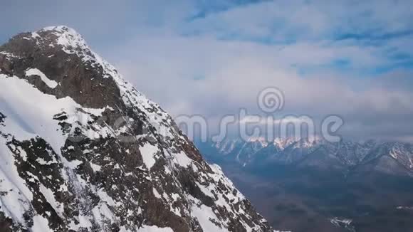 空中飞弹在白雪覆盖的奇妙山上升起视频的预览图